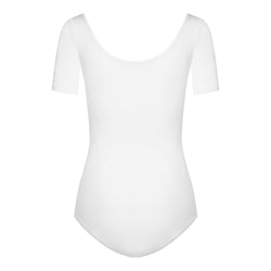 Der weiße Kurzarm-Trikotanzug Rumpf R3100 mit U-Ausschnitt am Rücken ist perfekt, um den Ballett-Body-Look zu erzielen.