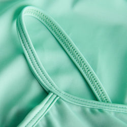 Nahaufnahme des mintgrünen Rumpf R3105 Tutu- und Body-Stoffes mit glatter Textur und Spaghettiträger-Trägerdetail.