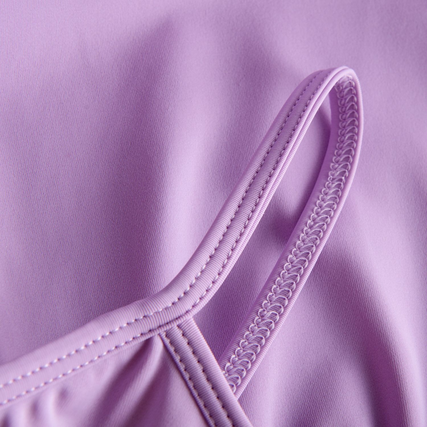 Nahaufnahme des Rumpf R3105 Tutu und Body in Flieder mit Naht- und Riemendetail.