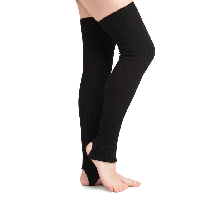 Person, die Rumpfs 1122 Stulpen mit Fersenloch in Schwarz auf Zehenspitzen vor weißem Hintergrund trägt.