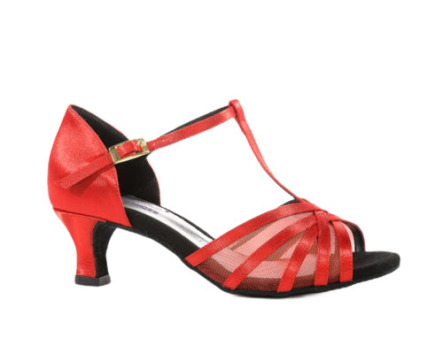 Lidmag 705 – Roter Satin-Tanzschuh mit offenem Zehenbereich, T-Riemen, niedrigem Absatz und schwarzer Sohle.
