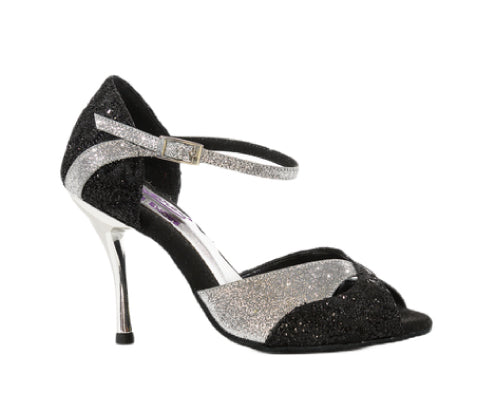 Die Sandale 620 GLITTER NERO/ARGENTO von Alvares Dance Shoes verfügt über einen glitzernden hohen Absatz mit Knöchelriemen, ideal zum Tanzen.