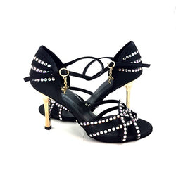 Talita-Tanzschuhe von Dancing Queens aus schwarzem Satin mit Swarovski-Steinen und goldbesetzten Absätzen.