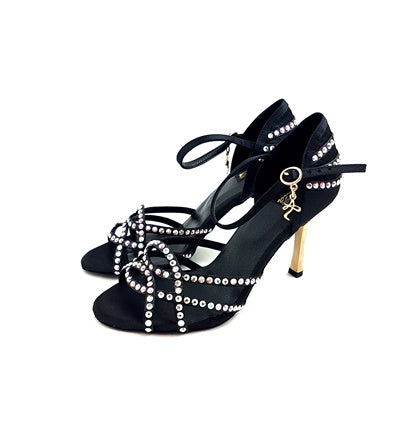 Talita Tanzschuhe von Dancing Queens: Schwarze Salsa-Sandalen aus Satin mit Swarovski-Steinen, Fesselriemchen und goldenem Absatz.