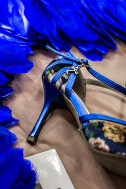 Naos Tanzschuhe in Blau geblümt von Dancing Queens auf beigem Untergrund mit leuchtend blauen Federn.