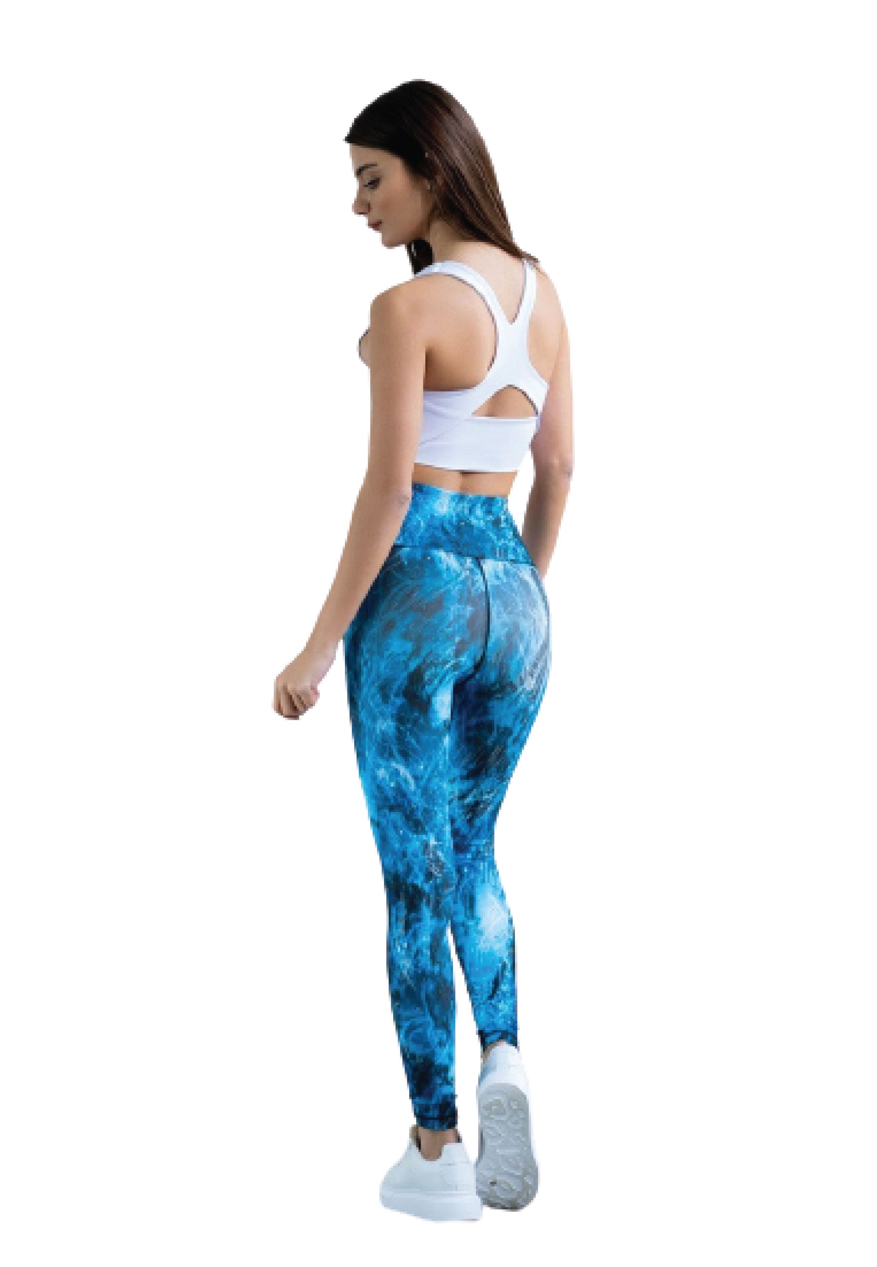 Frau im 236 Fit Sport Bra in Weiß von Lismina, seitwärts blickend, vor weißem Hintergrund.