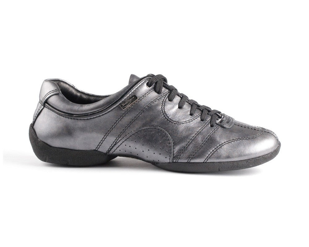 Die PD Casual Tanzschuhe in Schwarz-Silber-Leder von Portdance verfügen über Drehpunkt-Akzente und perforierte Details.