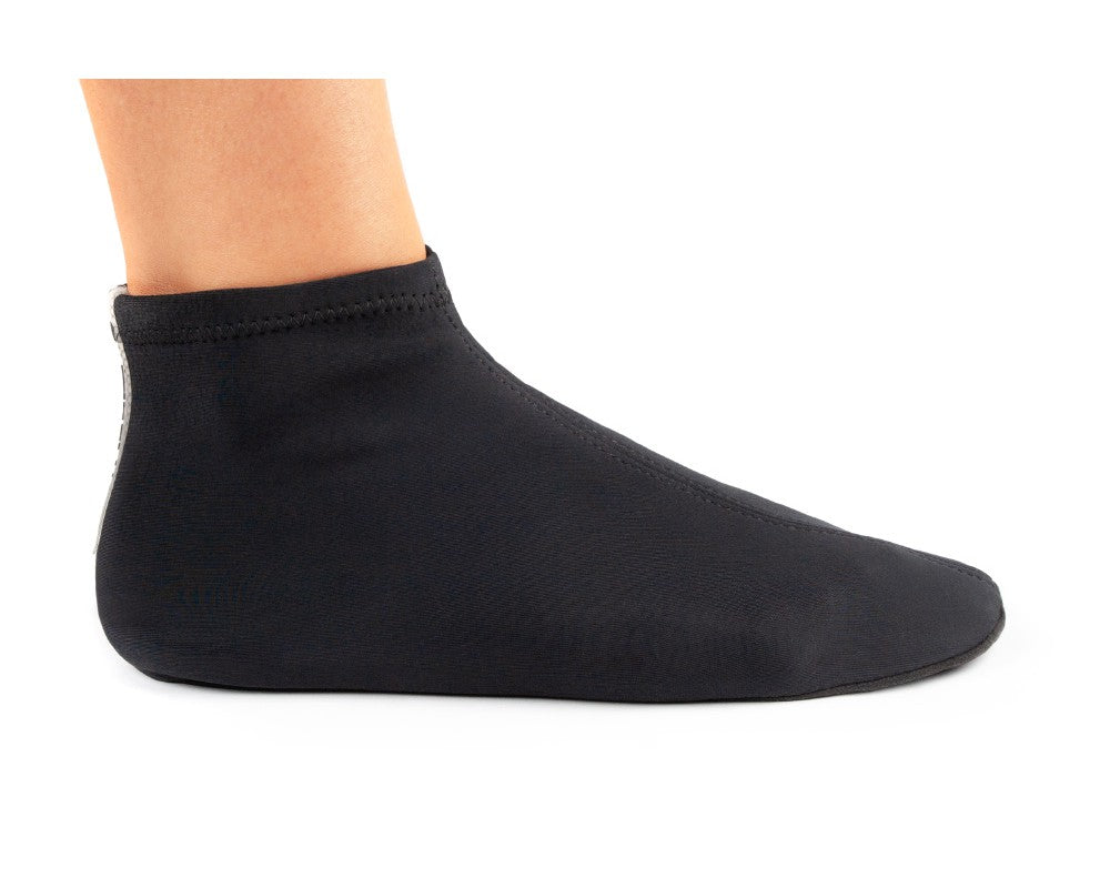 Knöchellange schwarze Socke auf weißem Hintergrund, erinnert an Portdance PD ComfyProtect Tanzschuhe in schwarzem Lycra.