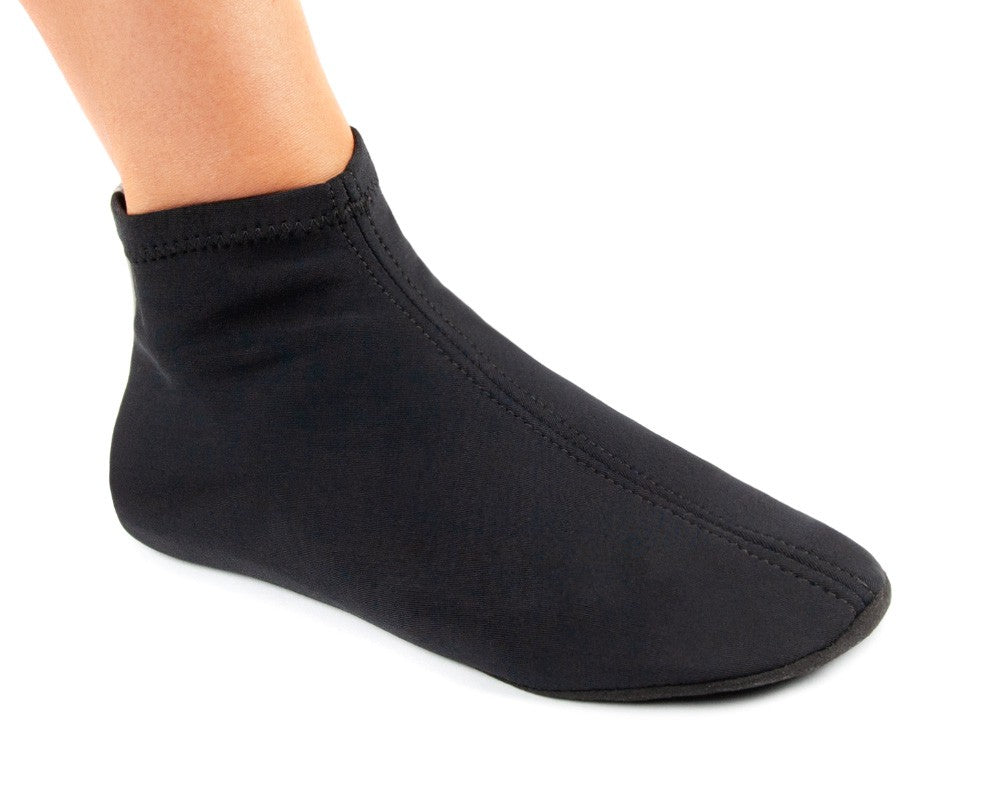 Person trägt eine schwarze Söckchen mit Portdance PD ComfyProtect Tanzschuhen aus schwarzem Lycra vor weißem Hintergrund.