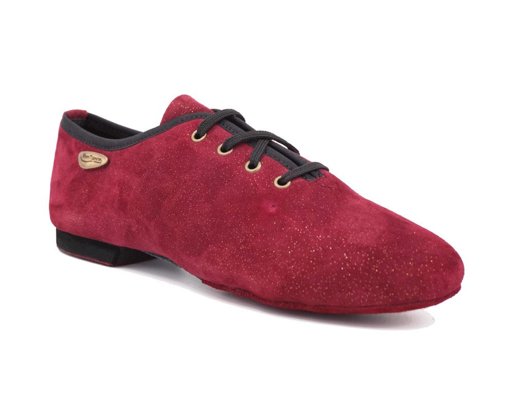 Tanzschuhe PD J001 Bordeaux von Portdance: rotes Wildleder, schwarze Schnürsenkel und Besatz, niedriger Absatz, goldenes Logo-Etikett.
