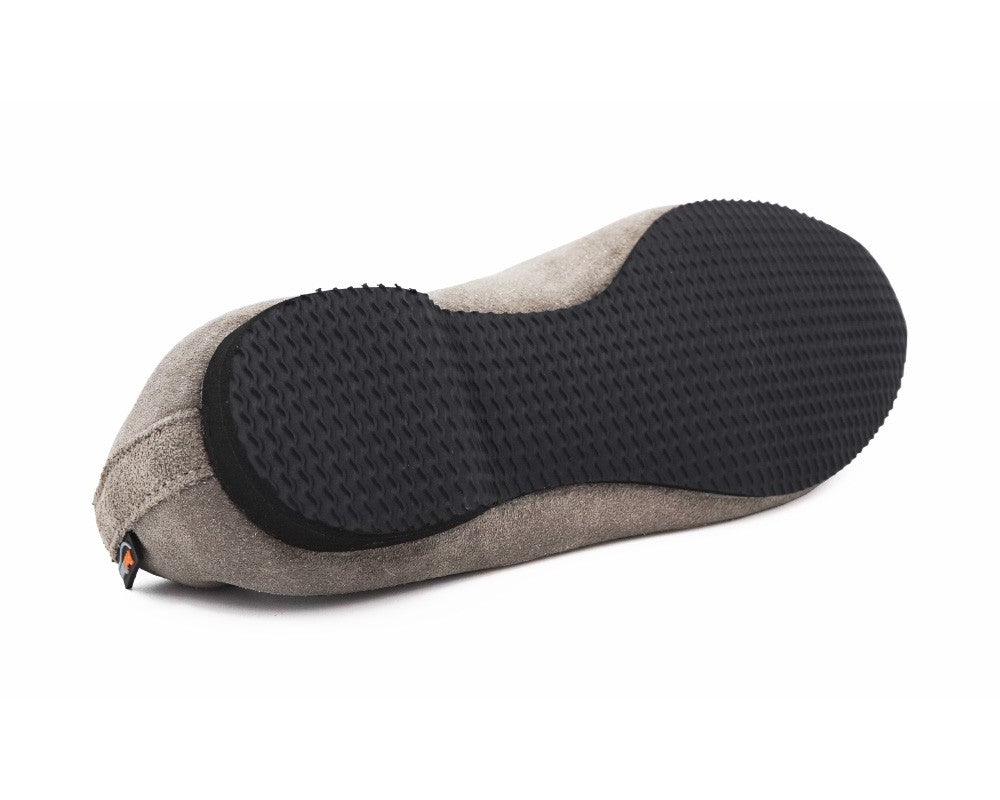 Die PD J003 Tanzschuhe von Portdance aus grauem Nubukleder mit schwarzer Gummisohle ähneln von der Seite betrachtet eleganten Hausschuhen.