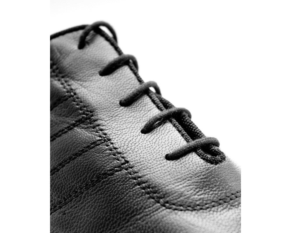 Nahaufnahme der Portdance PD008 Premium Tanzschuhe aus schwarzem Leder mit sichtbaren Nähten und Schnürsenkeln auf weißem Hintergrund.