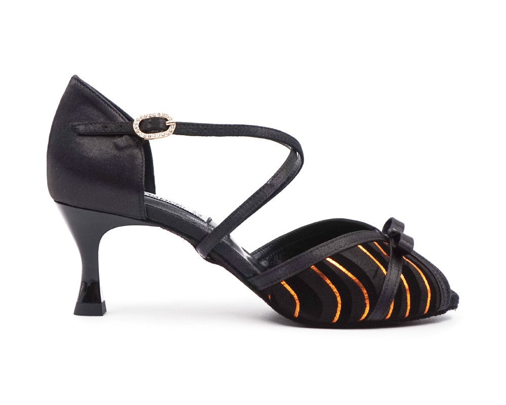 Orangefarbene Tanzschuhe PD506 aus Nubukleder von Portdance mit gekreuzten Riemen und gestreiften Akzenten.