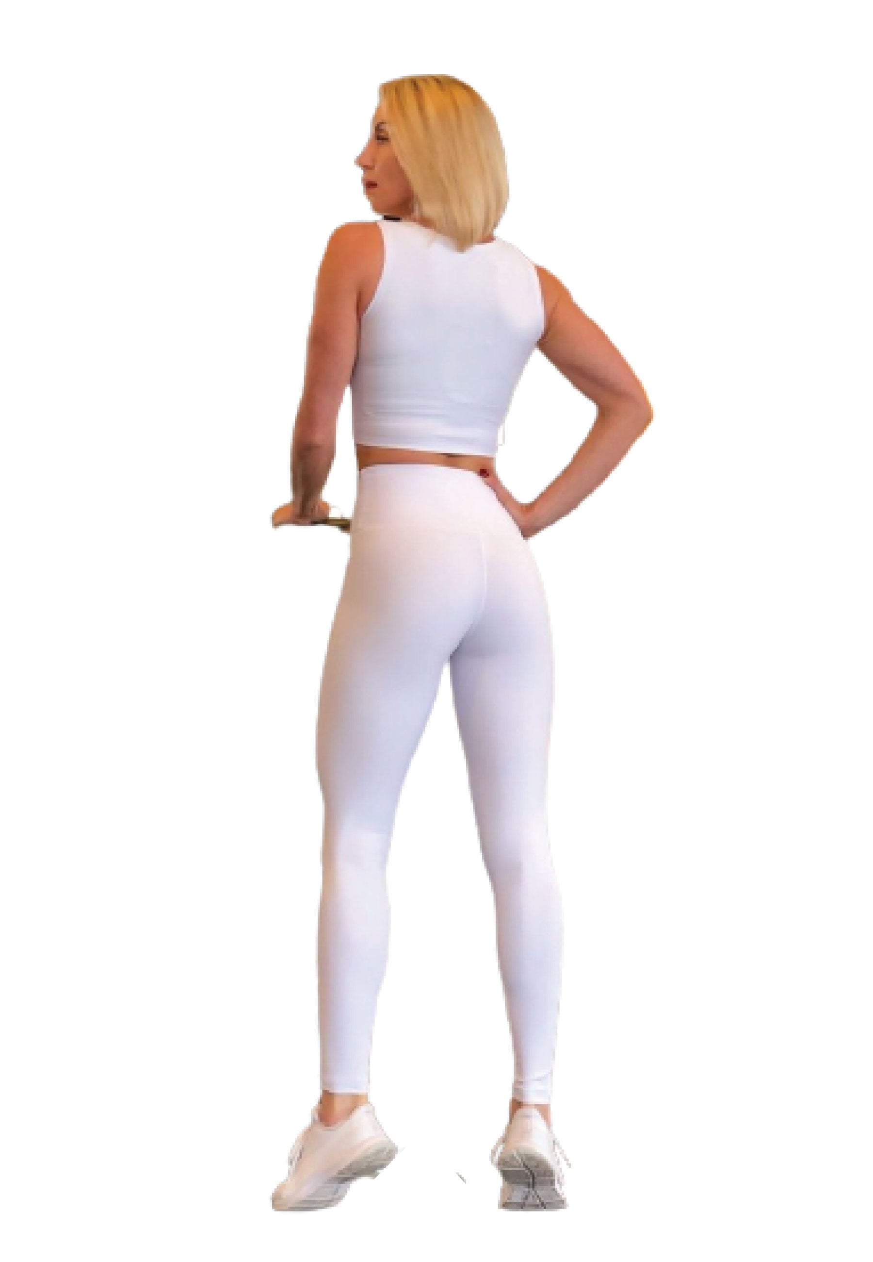 Person im 107 Sport-BH mit Reißverschluss von Lismina in Weiss, von hinten gesehen, Hände in die Hüften gestemmt vor weißem Hintergrund.