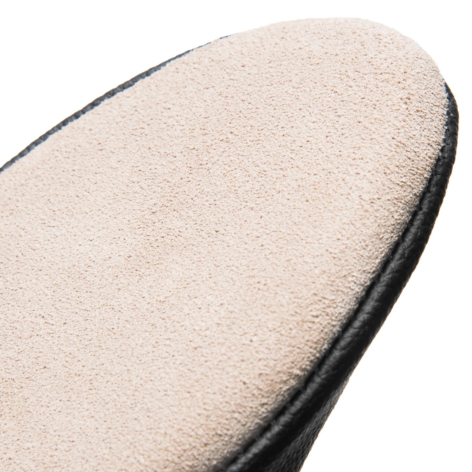 Nahaufnahme von Rumpfs 1038 Gymnastikschuhen, glatte beige Sohle, schwarzer Rand, ideal für Tragekomfort.