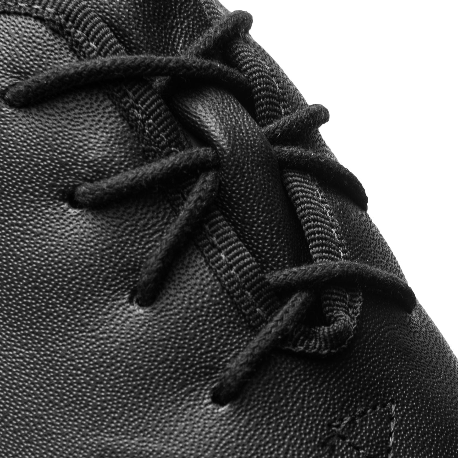 Nahaufnahme der 1260 Basic I Jazzschuhe von Rumpf in Schwarz mit überkreuzten Schnürsenkeln und glattem Lederfinish.