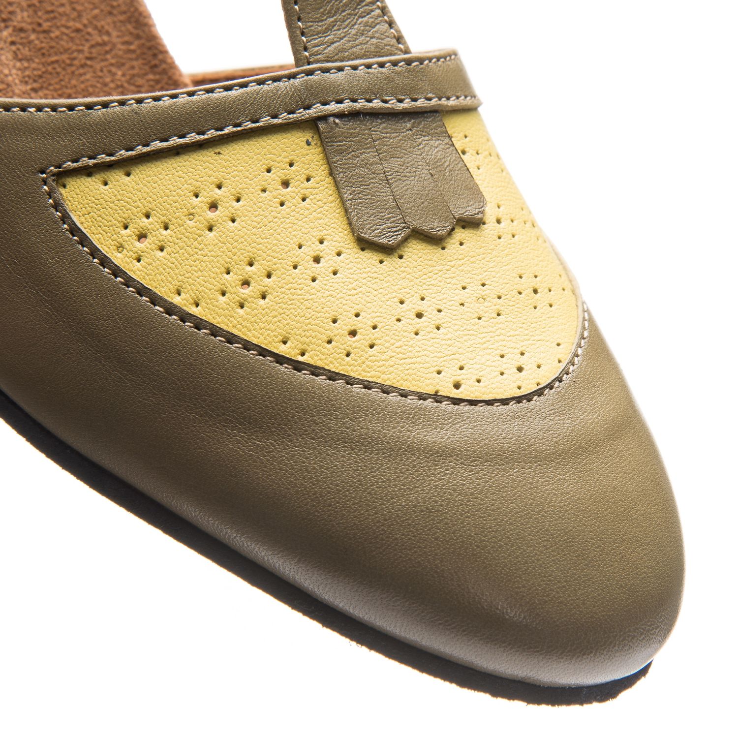 Nahaufnahme der 9230 Damen-Swingschuhe in Khaki von Rumpf mit gelbem Lochmuster und dekorativen Fransen.