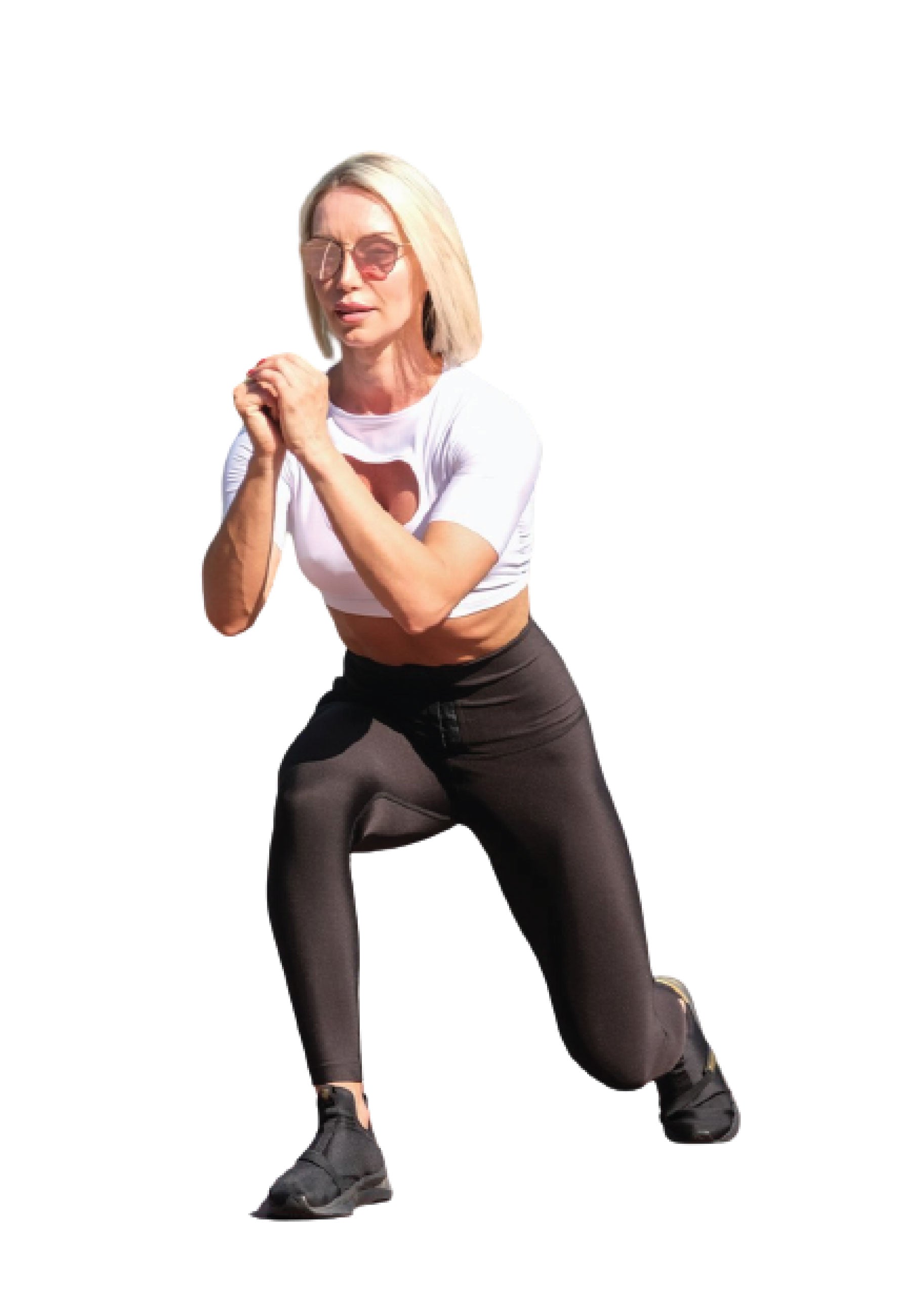 Frau in Trainingskleidung macht einen Ausfallschritt nach vorne und trägt eine Sonnenbrille, ein T-Shirt 072 in Weiss von Lismina, schwarze Leggings und Turnschuhe.