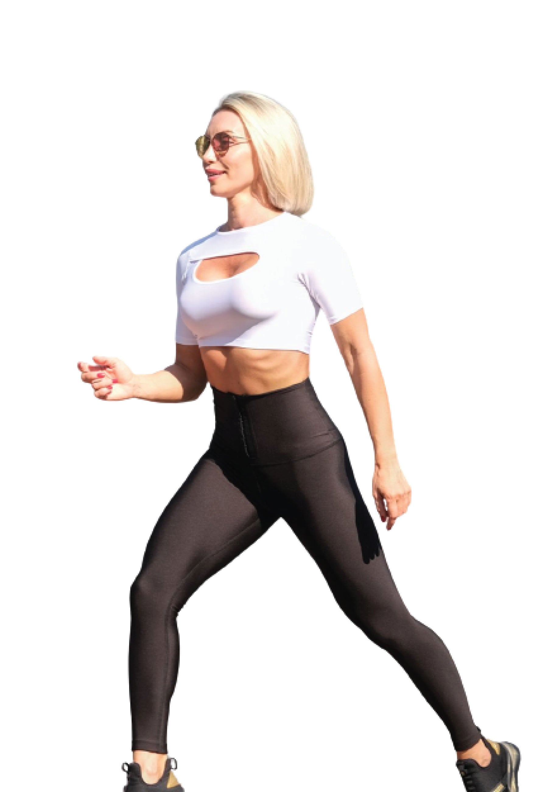 Frau mit Lismina-Sonnenbrille, 072-T-Shirt in Weiss und schwarzen Leggings geht energisch mit verführerischem Flair.