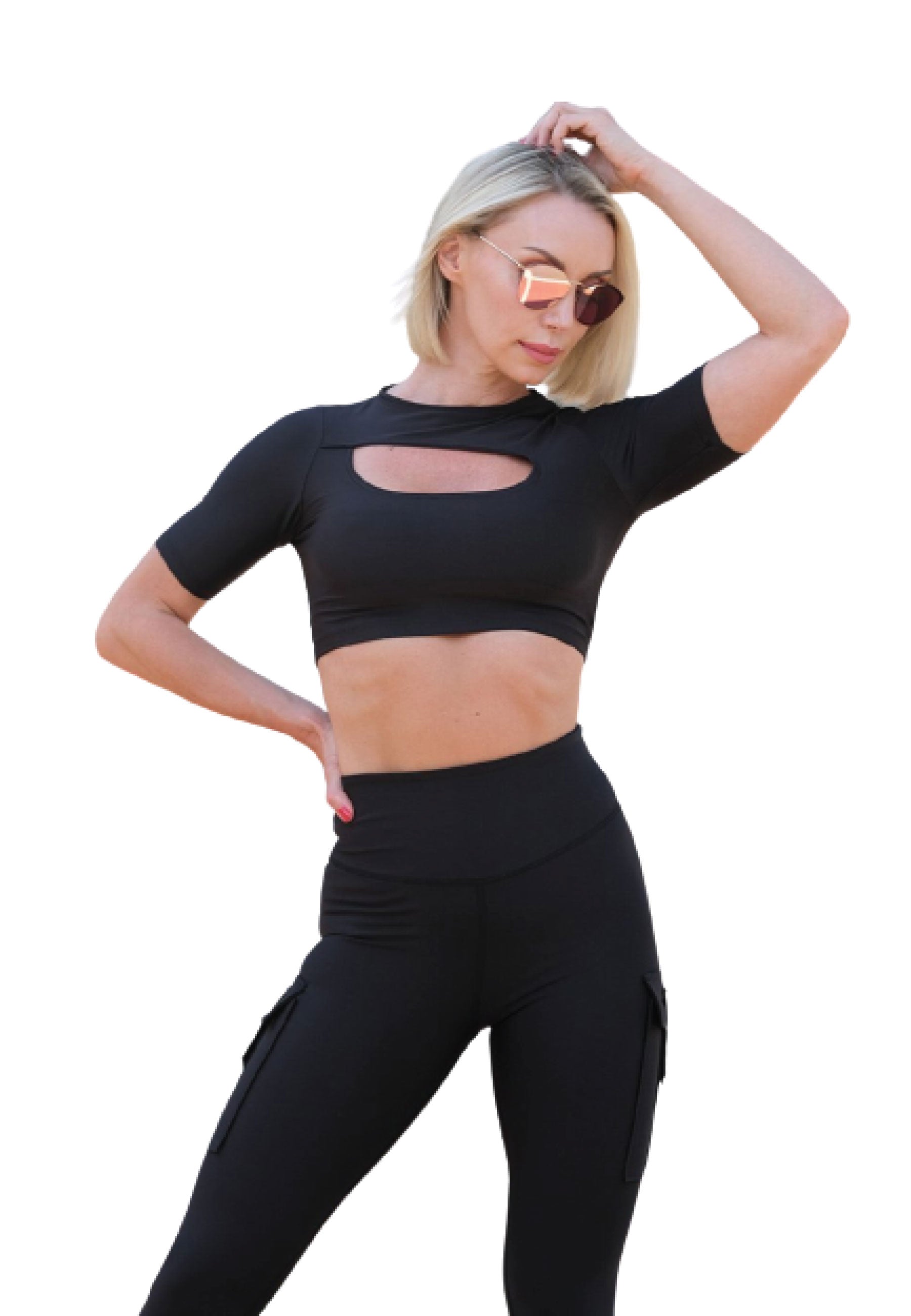 Person in Lisminas 073 T-Shirt in Schwarz und Sonnenbrille posiert selbstbewusst und verströmt mit einem erhobenen Arm verführerisches Flair.