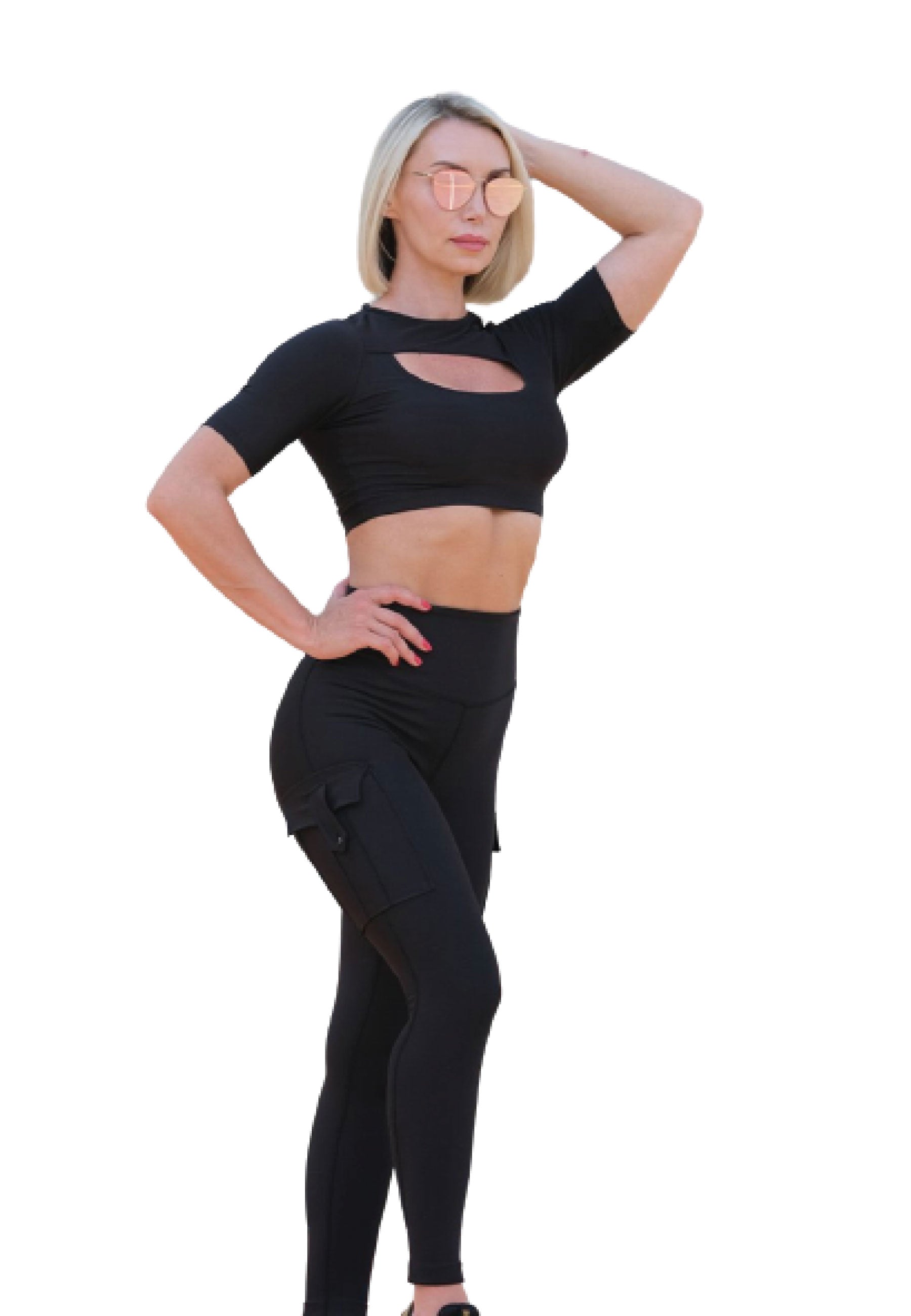 Person in einem Lismina 073 T-Shirt in Schwarz und Sonnenbrille posiert selbstbewusst und verströmt ein verführerisches Flair.